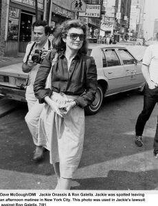 Jackie Onassis, Ron Galella 1981.jpg